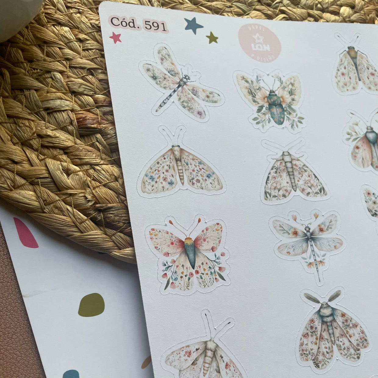 Sticker botánico bichito mariposa escarabajo